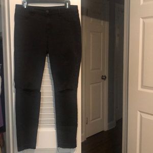 Black distressed (knees) jeans